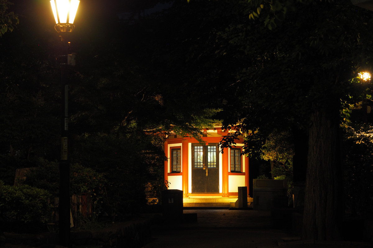岡倉天心記念公園にある記念堂。夜間はライトアップされる。